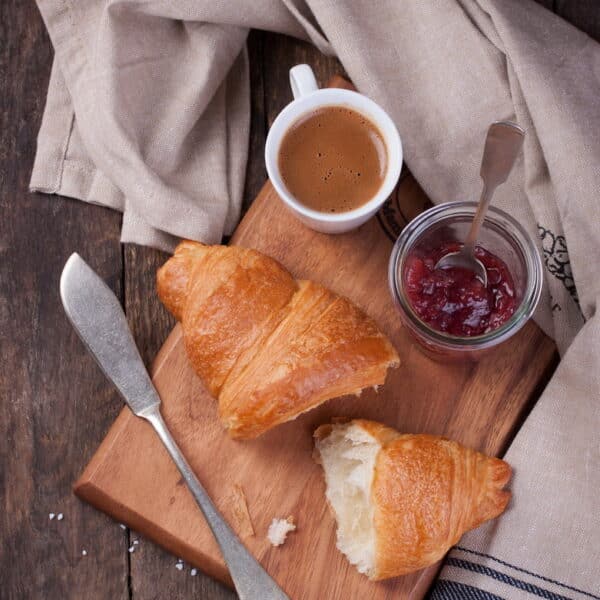 Fr&uuml;hst&uuml;ck mit Croissant im Wirtsch&auml;ftle